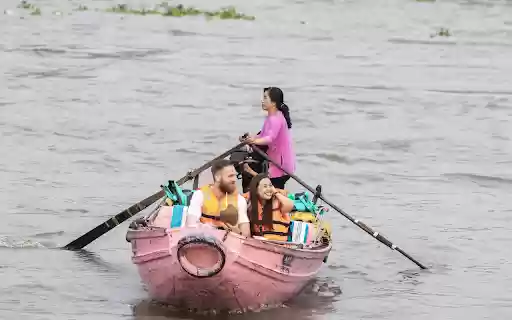 Small boats and tourists from Chrome web store to be run with OffiDocs Chromium online Small boats and tourists from Chrome web store to be run with OffiDocs Chromium online